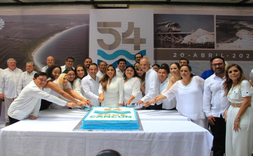Cancún celebró su 54 aniversario destacando la entrega de la medalla “Sigfrido Paz Paredes” al hotelero Diego de la Peña García.